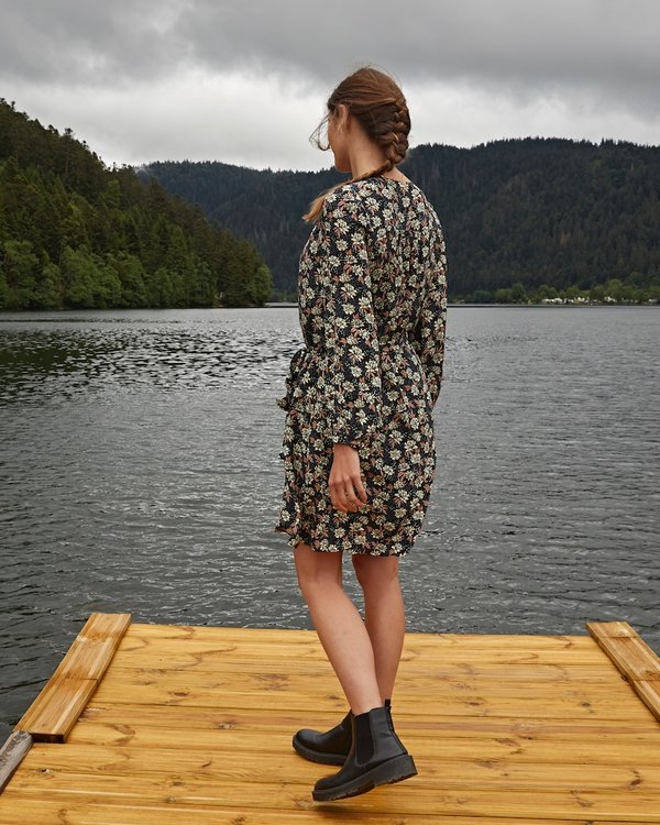 Robe à fleurs longueur genou à col V noir Robe à fleurs longueur genou à col V noir