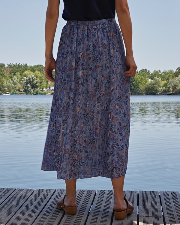 Jupe longue imprimée à fleurs en voile plissé bleu
