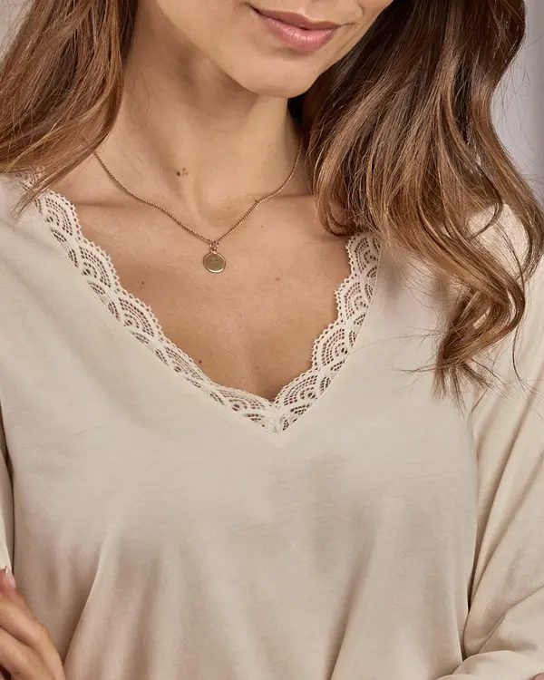 T-shirt col dentelle