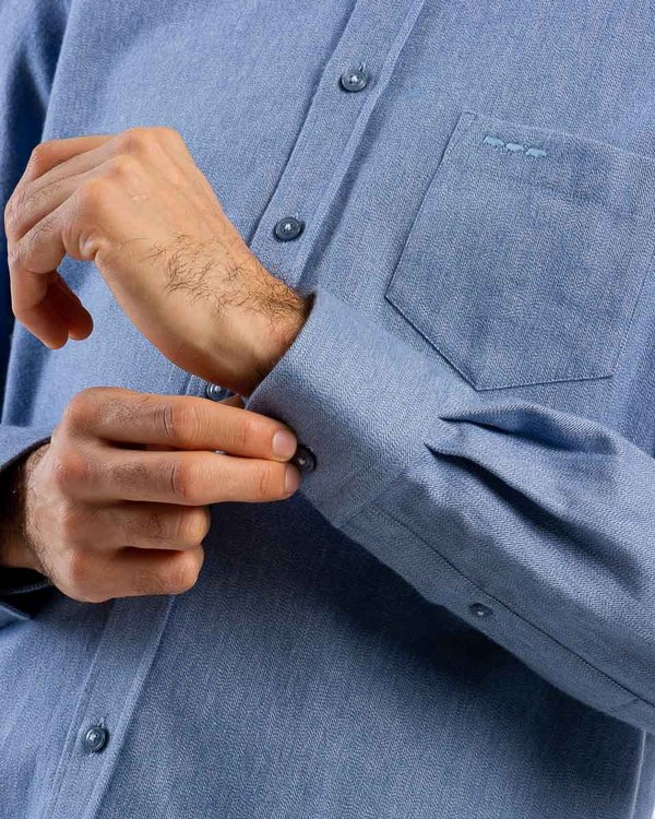 Chemise unie à manches longues 100% coton bleu Chemise unie à manches longues 100% coton bleu