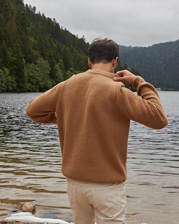 Pull à col rond uni manches longues casual chic en fil italien beige Pull à col rond uni manches longues casual chic en fil italien beige