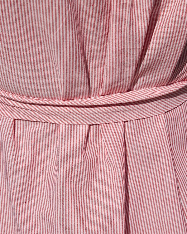 Robe midi sans manches à rayures fines verticales rouge Robe midi sans manches à rayures fines verticales rouge