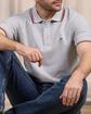 Polo logo badge gris